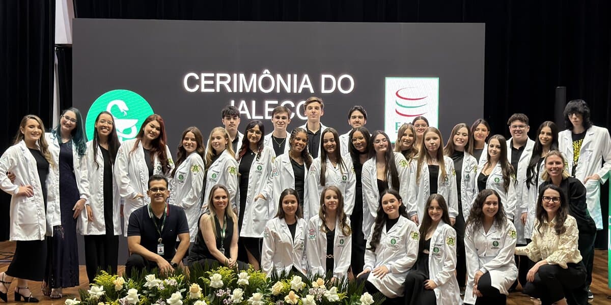 Curso de Farmácia realiza 1ª Cerimônia do Jaleco com participação de familiares de alunos
