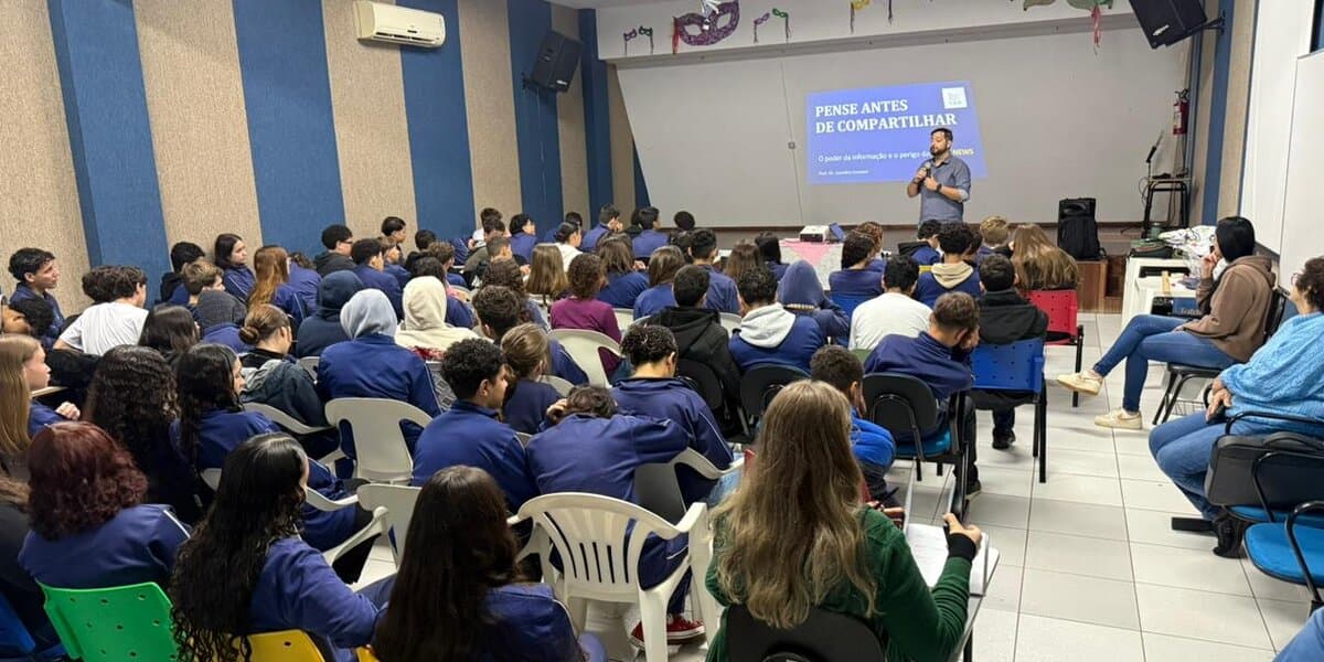 Professores da FAG Toledo ministram palestras sobre comunicação e combate a fake news para alunos da rede estadual de ensino.