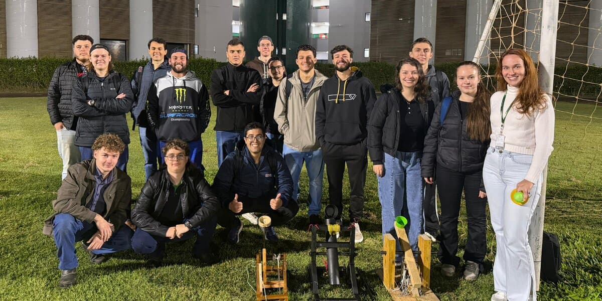 Acadêmicos de Engenharia Mecânica testam catapultas desenvolvidas em atividade prática