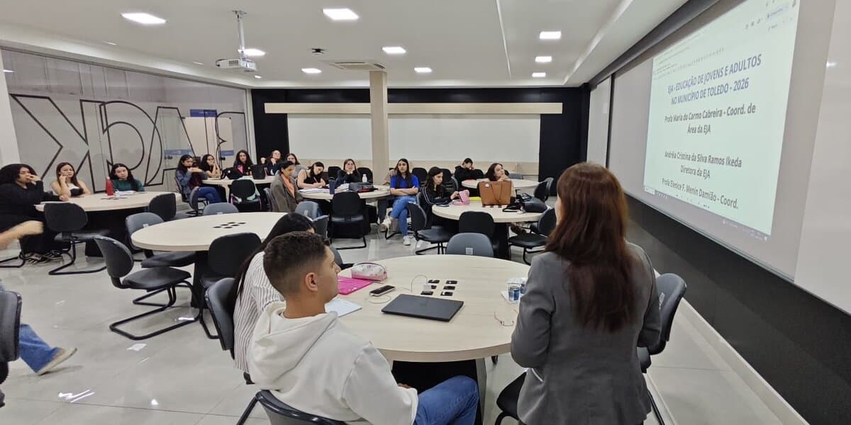 Acadêmicos de Pedagogia da FAG Toledo participam de mesa redonda sobre a EJA no município