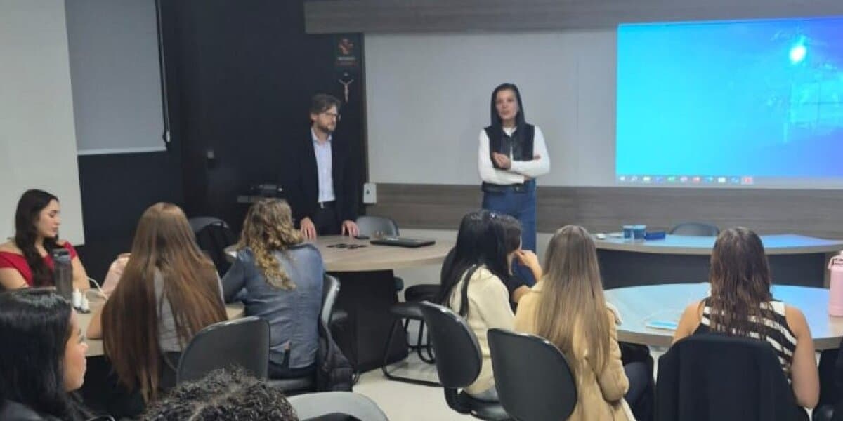 Curso de Estética recebe especialista para abordar empreendedorismo e gestão de negócios