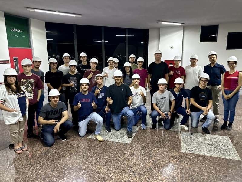 Calouros de Engenharia Elétrica recebem capacetes 