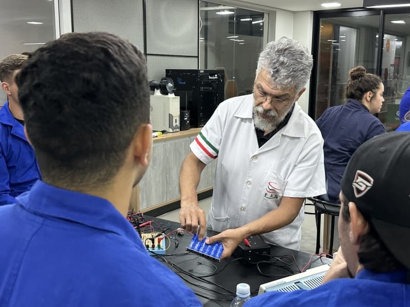 Acadêmicos de Elétrica participam de atividades práticas no Espaço Maker