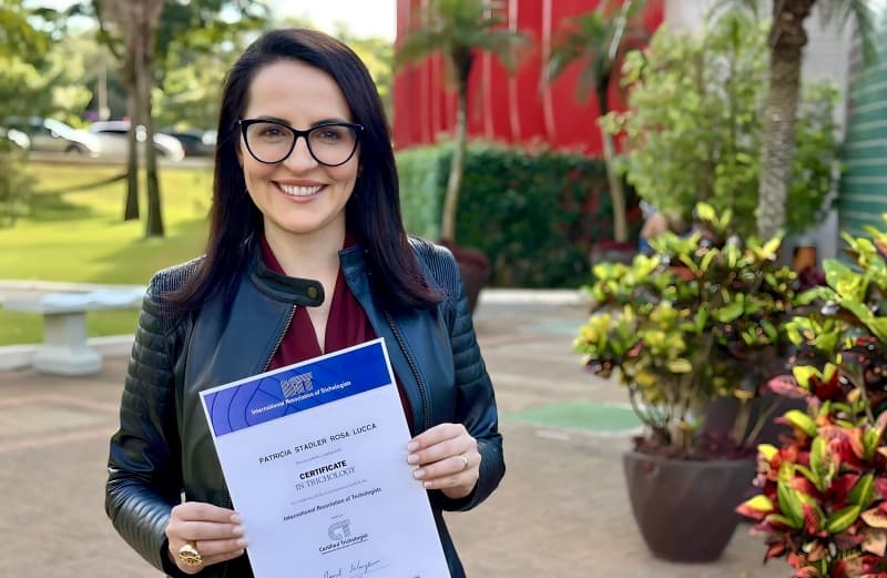 Certificação Internacional em Tricologia: Patrícia Lucca é a primeira profissional de Cascavel a obter o título
