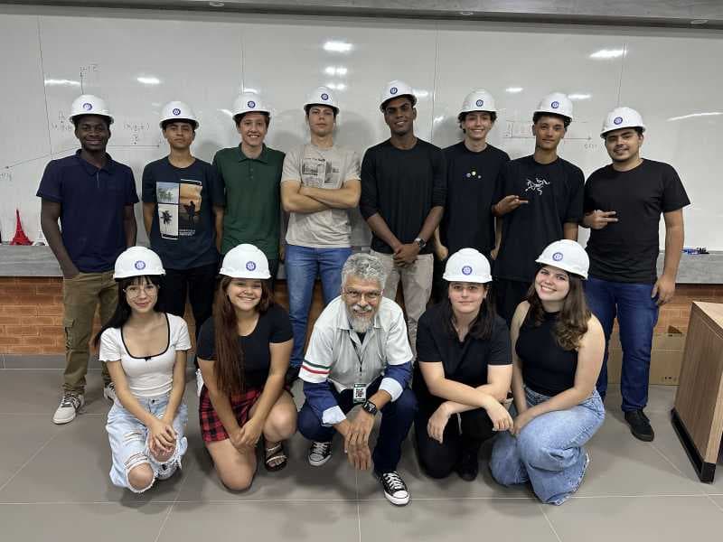 Calouros de Engenharia Elétrica recebem capacete simbolizando o início de sua jornada profissional