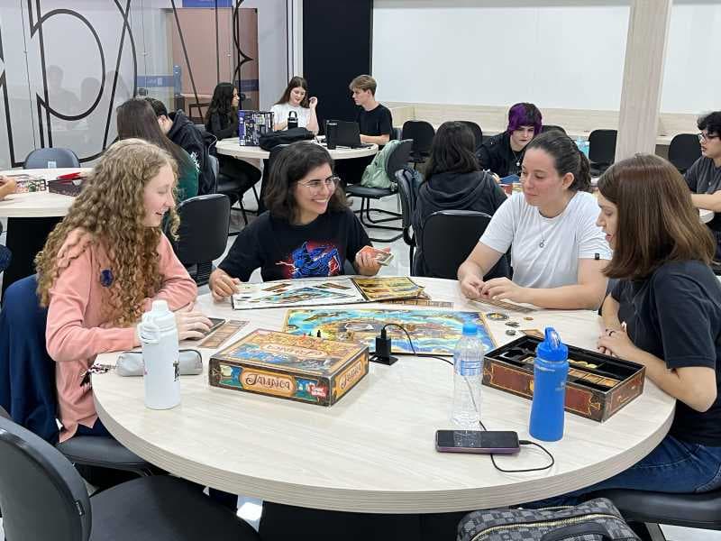 FAG Toledo: Disciplina propõe a criação de jogos de tabuleiros com alunos de Design Gráfico 