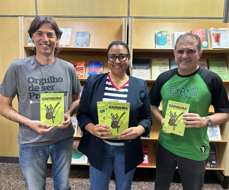 Biblioteca do Centro FAG recebe doação de obra de egresso de Educação Física