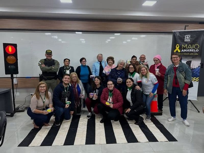 Idosos participam de atividade sobre segurança no trânsito