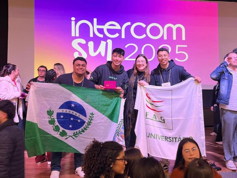 Acadêmicos de Jornalismo do Centro FAG ganham prêmio no Intercom Sul 2025