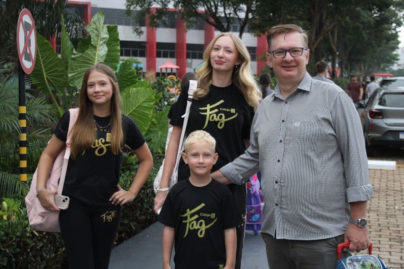 Sorrisos e reencontros marcam a volta às aulas no Colégio FAG