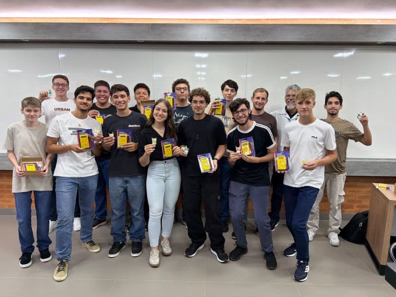 Calouros de Engenharia Mecatrônica recebem lembrança simbólica para marcar início da graduação