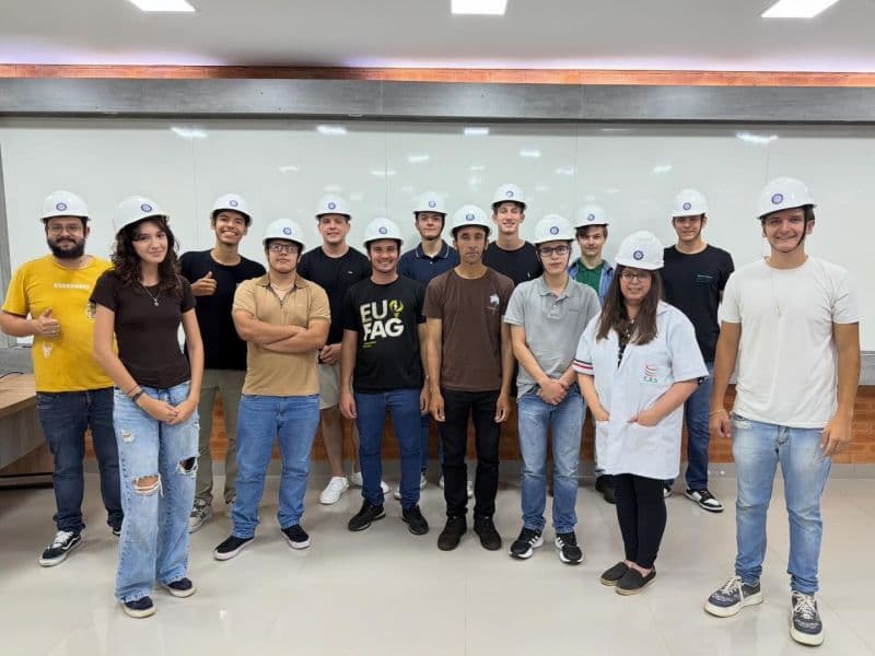 Calouros de Engenharia Elétrica recebem capacete simbólico no início da graduação