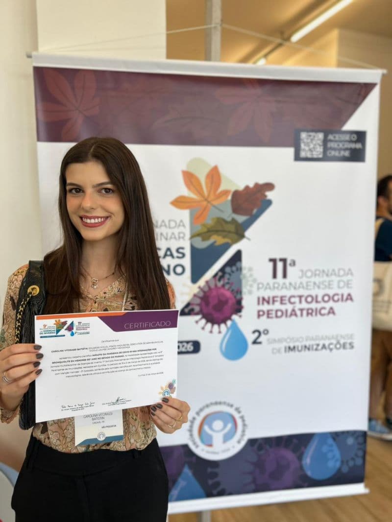 Acadêmica de Medicina é reconhecida em congresso em Curitiba