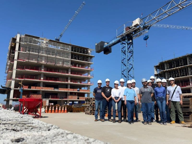 Acadêmicos de Engenharia Civil realizam visita técnica ao Square Life Center