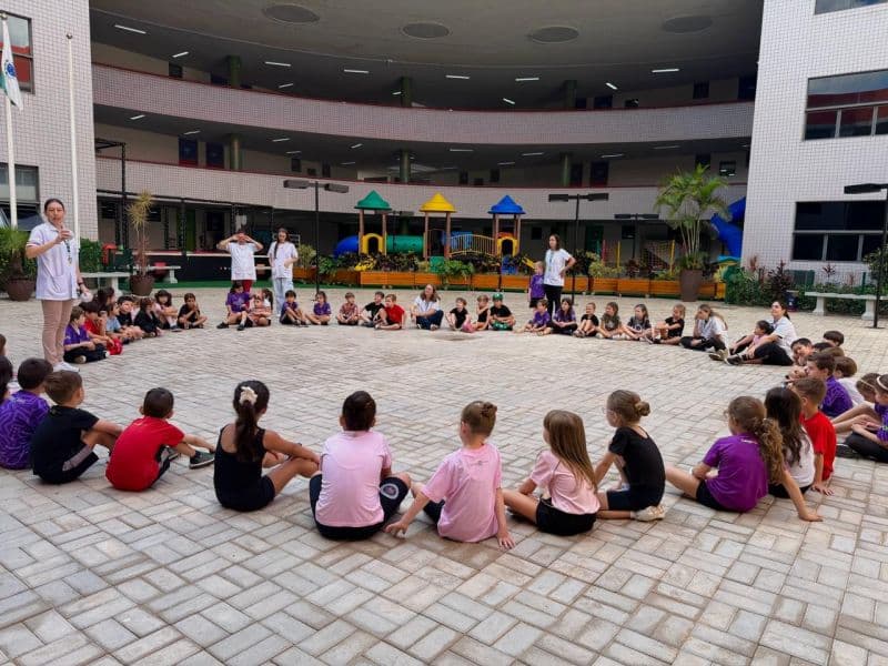 Alunos vivenciam brincadeiras antigas na disciplina de Projetos