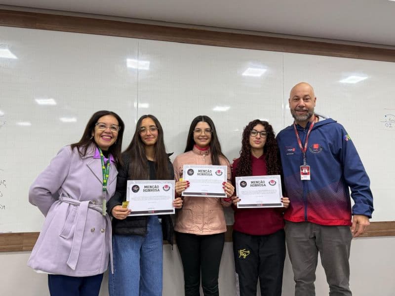 Alunos do High College recebem certificados por desempenho em simulado de redação