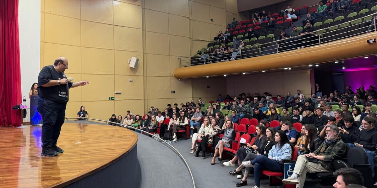 Palestras de Sérgio Sacani e Heni Ozi Cukier movimentam primeiras noites do XXIV ECCI