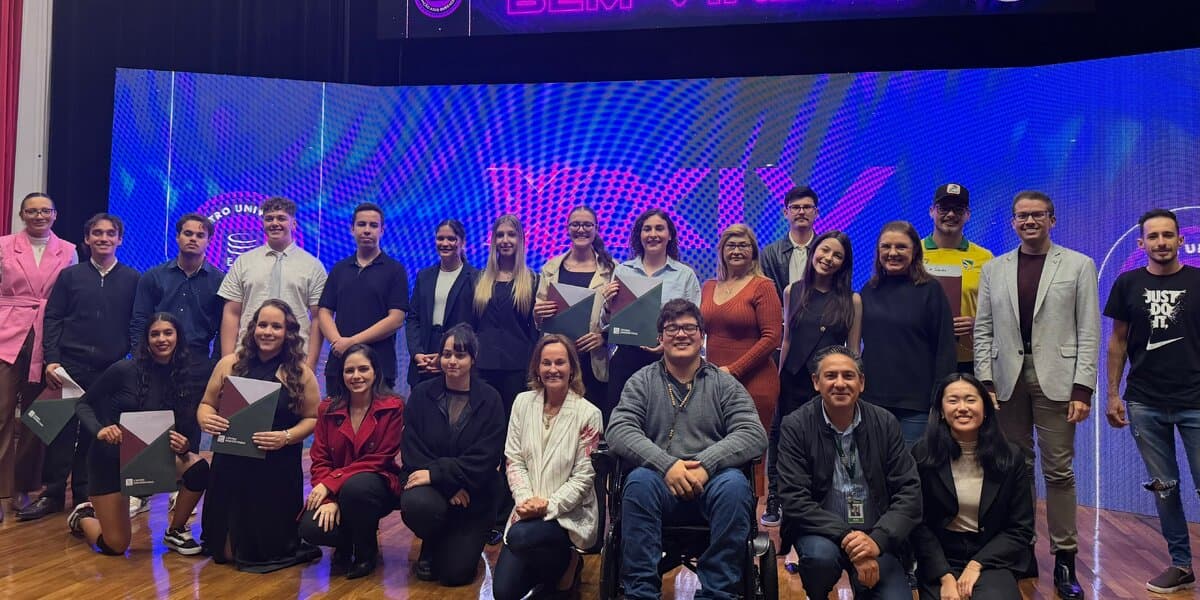 Acadêmicos sobem ao palco e protagonizam noite cultural do XXIV ECCI